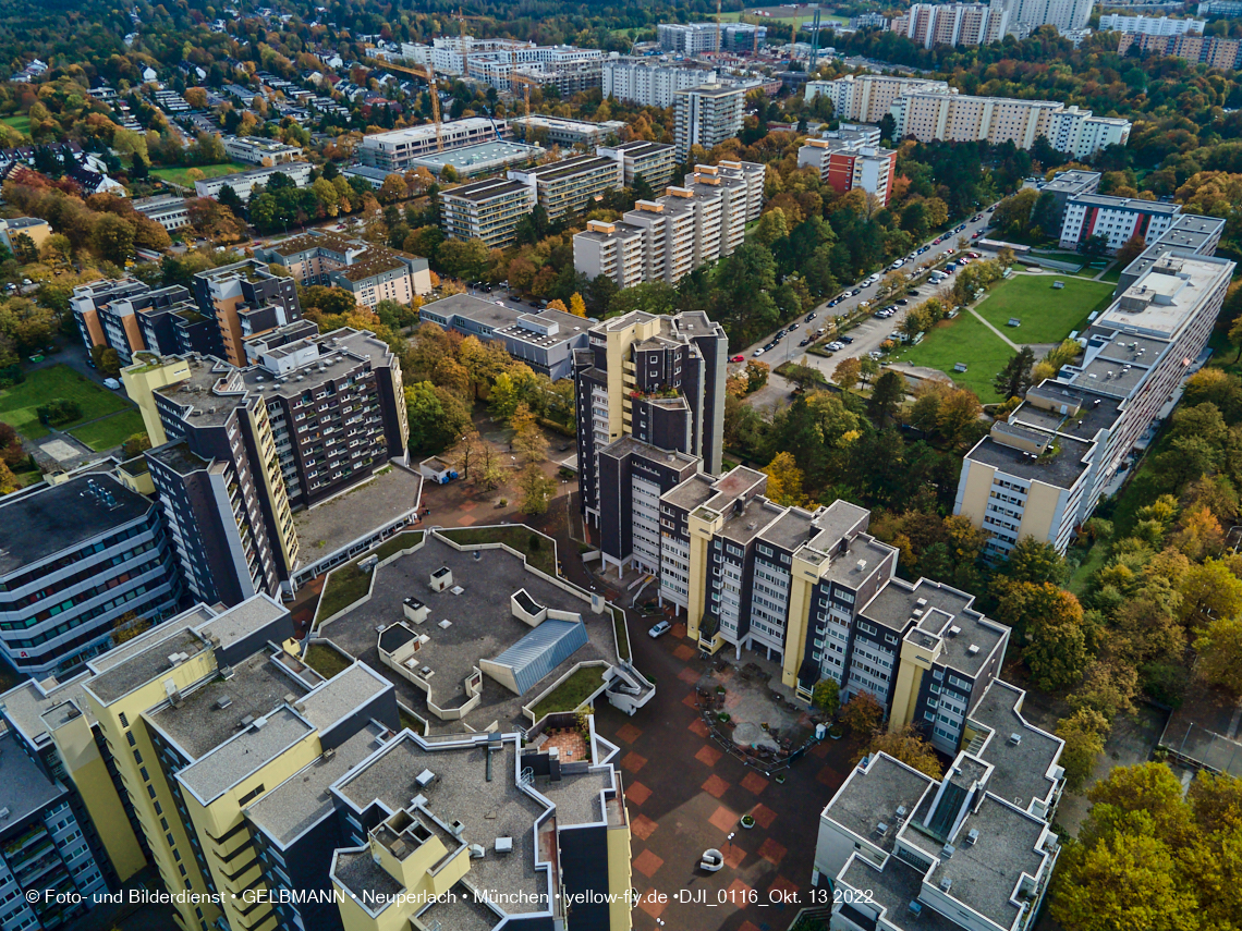 13.10.2022 - Das Marx-Zentrum und Wohnanlage Karl-Marx-Ring 52-62 in Neuperlach